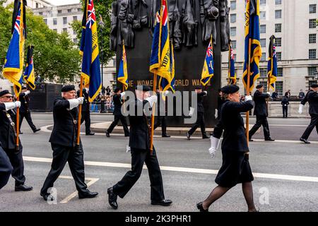 La Royal British Legion marche sur Whitehall pour prendre part à la procession funéraire de la reine Elizabeth II, Londres, Royaume-Uni. Banque D'Images