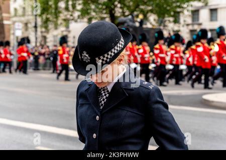 Une femme de police en service pendant le défilé funéraire de la Reine, Whitehall, Londres, Royaume-Uni. Banque D'Images