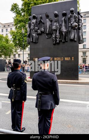 Les soldats de l'armée britannique se trouvent en garde le long de la route de procession funéraire de la reine Elizabeth II, Whitehall, Londres, Royaume-Uni. Banque D'Images