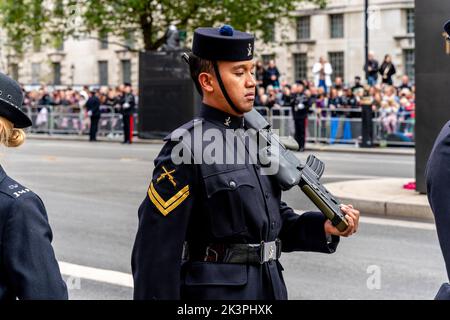 Les soldats de l'armée britannique se trouvent en garde le long de la route de procession funéraire de la reine Elizabeth II, Whitehall, Londres, Royaume-Uni. Banque D'Images