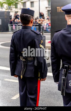 Les soldats de l'armée britannique se trouvent en garde le long de la route de procession funéraire de la reine Elizabeth II, Whitehall, Londres, Royaume-Uni. Banque D'Images