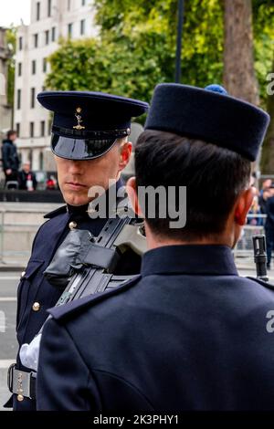 Les soldats de l'armée britannique se trouvent en garde le long de la route de procession funéraire de la reine Elizabeth II, Whitehall, Londres, Royaume-Uni. Banque D'Images