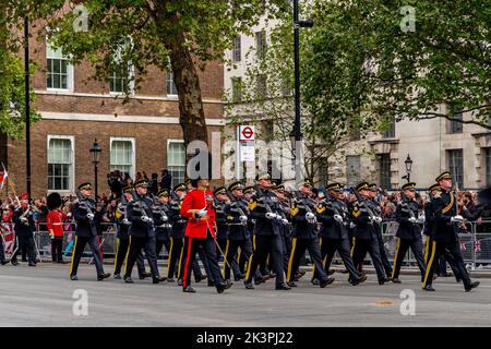 Un British Military Regiment fait la marche de Whitehall pendant la procession funéraire de la reine Elizabeth II, Whitehall, Londres, Royaume-Uni. Banque D'Images