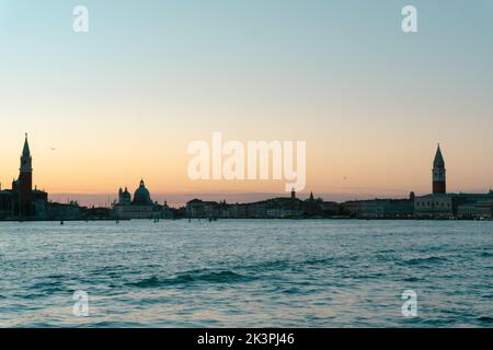 Une belle photo de la rivière et du paysage de la ville de Venise au coucher du soleil en hiver Banque D'Images