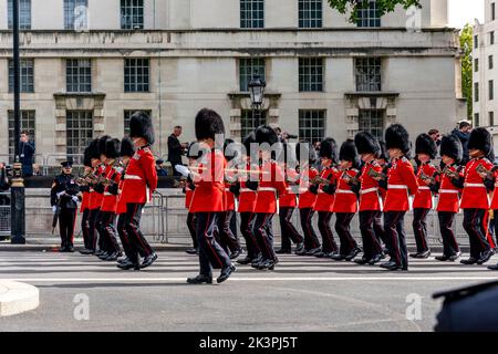 Les gardes irlandais prennent part au défilé funéraire de la reine Elizabeth II, Whitehall, Londres, Royaume-Uni. Banque D'Images