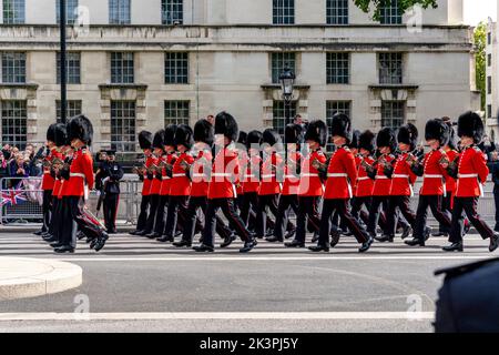 Les Grenadier Guards prennent part au défilé funéraire de la reine Elizabeth II, Whitehall, Londres, Royaume-Uni. Banque D'Images