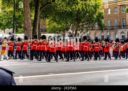 Une bande militaire (gardes gallois et irlandais) participe au défilé funéraire de la reine Elizabeth II, Whitehall, Londres, Royaume-Uni. Banque D'Images