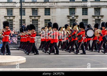 Un groupe militaire (Irish Guards) participe au défilé funéraire de la reine Elizabeth II, Whitehall, Londres, Royaume-Uni. Banque D'Images
