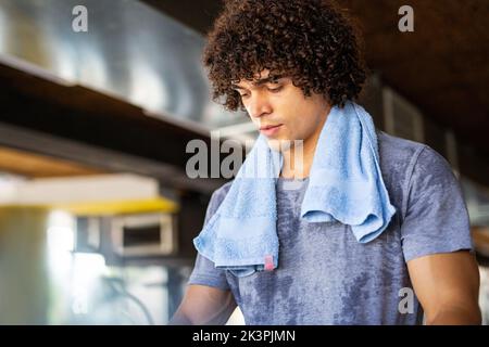 Faites une pause dans la salle de gym. Concept de maintien de la santé. Les gens font du sport. Banque D'Images
