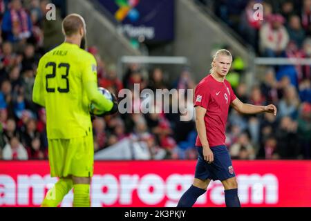 Oslo 20220927.Erling Braut Haaland R et le gardien de but de Serbie Vanja Milinkovic-Savic lors du match de football de la Ligue des Nations entre la Norvège et la Serbie au stade Ullevaal. Photo: Fredrik Varfjell / NTB Banque D'Images