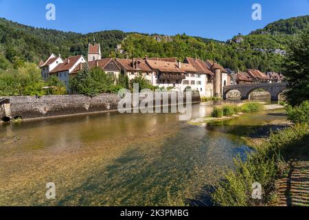 Die historische Altstadt von Saint-Ursanne und der Fluss Doubs, Schweiz, Europa | la vieille ville historique de Saint-Ursanne et le Doubs, Suisse Banque D'Images