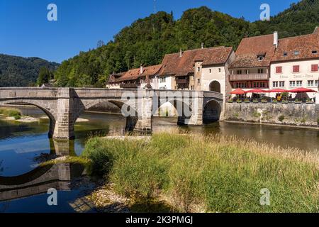 St-Jean Brücke und die historische Altstadt von Saint-Ursanne und der Fluss Doubs, Schweiz, Europa | Pont Saint-Jean et le vieux pont historique Banque D'Images