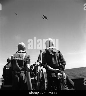 Pendant la Seconde Guerre mondiale Le navire de guerre Sverige pendant les exercices de la marine en mer. Détail de l'équipage du canon antiaérien sur le côté du navire. Suède juin 1940. Kristoffersson réf. 141 Banque D'Images