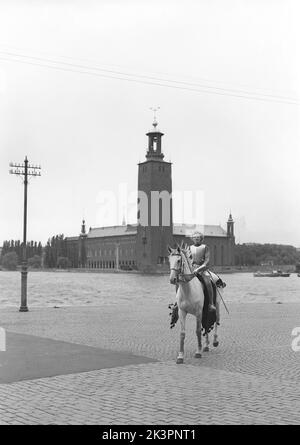 Dans le 1940s. Le film américain Jeanne d'Arc est promu pour sa première projection et Kerstin Bergo a été choisi pour agir comme Ingrid Bergman dans le pr-stunt. Elle ressemblait un peu à Ingrid Bergman et pouvait monter. Dans l'arrière-plan de la mairie de Stockholm. Stockholm Suède 1949. Kristoffersson réf. AO17-1 Banque D'Images