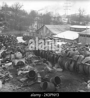 Dans le 1940s. Un grattoir où des parties de voitures et de véhicules désutilisés sont visibles. La photo prise pendant la Seconde Guerre mondiale et le recyclage était important pour réutiliser le matériel dans les industries fournissant à l'armée suédoise des armes et des véhicules. Suède 1942. Kristoffersson réf. AF18-5 Banque D'Images