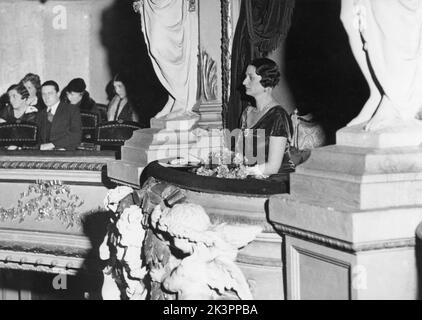 Princesse Astrid de Suède. 17 novembre 1905 - 29 août 1935. Elle était reine de Belgique et la première femme du roi Léopold III À l'origine princesse de Suède de la maison de Bernadotte. Au cours d'un trajet en voiture le 29 1935 août, elle a été tuée. Photo le 2 1933 novembre au Théâtre Molière. Banque D'Images