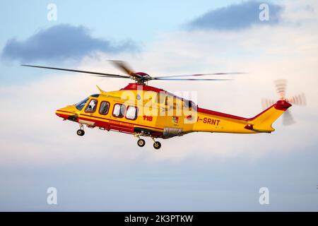 Babcock MCS Italia AgustaWestland (HeliVert) AW-139 (REG: I-SRNT) arrivant sur terre très tard dans la soirée. Banque D'Images