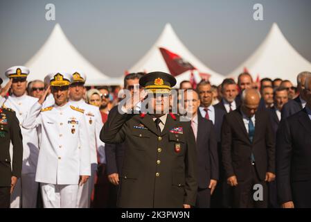 Izmir, Turquie - 9 septembre 2022 : Portrait du lieutenant général Kemal Yeni le jour de la liberté d'Izmir à la place de la République d'Izmir en Turquie. Banque D'Images