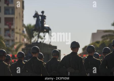 Izmir, Turquie - 9 septembre 2022 : soldats turcs à la cérémonie du jour de la libération d'Izmir avec une statue d'Ataturk sur fond défoqué Banque D'Images