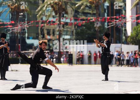 Izmir, Turquie - 9 septembre 2022: Groupe de jeunes qui dansent sur la place de la République à Izmir en Turquie et le jour de la liberté d'Izmir. Banque D'Images