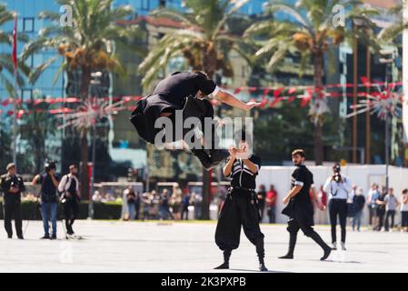 Izmir, Turquie - 9 septembre 2022: Groupe de jeunes qui dansent sur la place de la République à Izmir en Turquie et le jour de la liberté d'Izmir. Banque D'Images