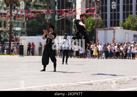 Izmir, Turquie - 9 septembre 2022: Groupe de jeunes qui dansent sur la place de la République à Izmir en Turquie et le jour de la liberté d'Izmir. Banque D'Images