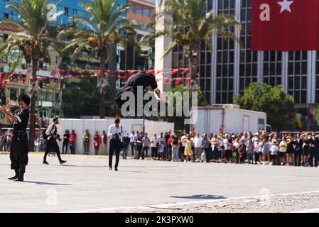 Izmir, Turquie - 9 septembre 2022: Groupe de jeunes qui dansent sur la place de la République à Izmir en Turquie et le jour de la liberté d'Izmir. Banque D'Images