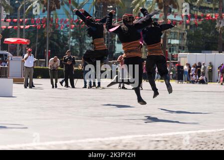 Izmir, Turquie - 9 septembre 2022: Groupe de jeunes qui dansent sur la place de la République à Izmir en Turquie et le jour de la liberté d'Izmir. Banque D'Images