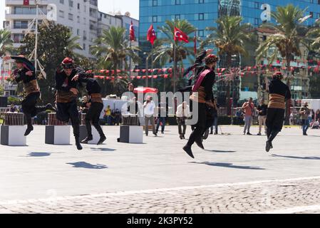 Izmir, Turquie - 9 septembre 2022: Groupe de jeunes qui dansent sur la place de la République à Izmir en Turquie et le jour de la liberté d'Izmir. Banque D'Images