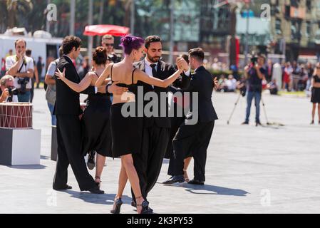 Izmir, Turquie - 9 septembre 2022: Izmir Waltz groupe dansant danse sur la place de la République à Izmir Turquie le jour de la liberté Izmir Banque D'Images