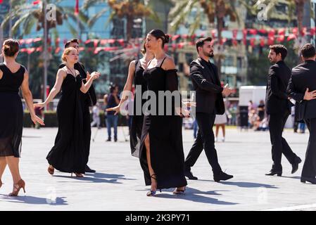 Izmir, Turquie - 9 septembre 2022: Izmir Waltz groupe dansant danse sur la place de la République à Izmir Turquie le jour de la liberté Izmir Banque D'Images