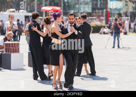 Izmir, Turquie - 9 septembre 2022: Izmir Waltz groupe dansant danse sur la place de la République à Izmir Turquie le jour de la liberté Izmir Banque D'Images