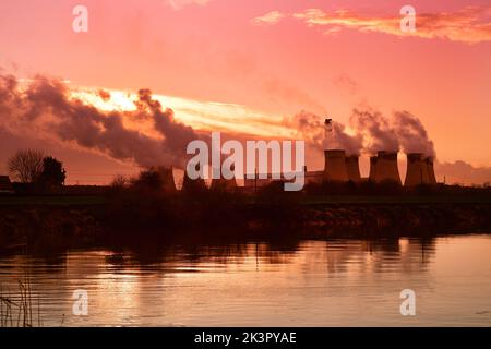 centrale au charbon drax au bord de la rivière à sunset yorkshire royaume-uni Banque D'Images