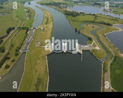 Amerongen weir and lock Complex est une œuvre d'art hydraulique aux pays-Bas. Y compris une centrale hydroélectrique sur le Rhin inférieur et de la pêche Banque D'Images