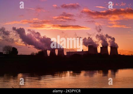 centrale au charbon drax au bord de la rivière à sunset yorkshire royaume-uni Banque D'Images