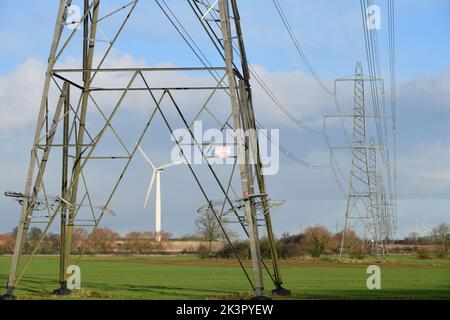 en regardant à travers des pylônes d'électricité géants jusqu'au moulin à vent selby yorshire royaume-uni Banque D'Images