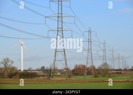 en regardant à travers des pylônes d'électricité géants jusqu'au moulin à vent selby yorshire royaume-uni Banque D'Images