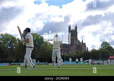 Max Holden et Pieter Malan de Middlesex se rendent sur le terrain avant le troisième jour du LV= Insurance County Championship, match de la deuxième division à New Road, Worcester. Date de la photo: Mercredi 28 septembre 2022. Banque D'Images