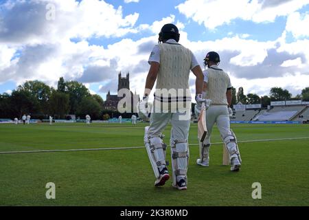 Max Holden et Pieter Malan de Middlesex se rendent sur le terrain avant le troisième jour du LV= Insurance County Championship, match de la deuxième division à New Road, Worcester. Date de la photo: Mercredi 28 septembre 2022. Banque D'Images