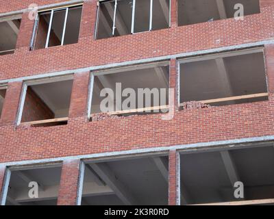 Façade d'un bâtiment non fini construit avec des briques Banque D'Images