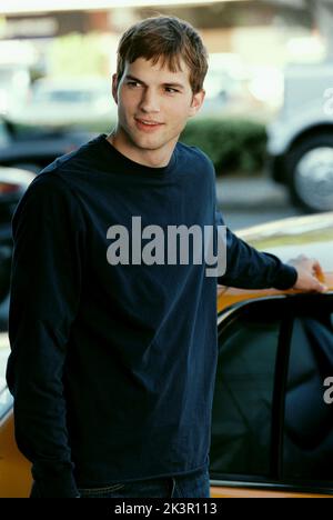 Ashton Kutcher film: Beaucoup comme l'amour (2005) personnages: Oliver Martin Directeur: Nigel Cole 22 avril 2005 **AVERTISSEMENT** cette photographie est à usage éditorial exclusif et est le droit d'auteur de DISNEY et/ou le photographe assigné par la Société de film ou de production et ne peut être reproduite que par des publications dans le cadre de la promotion du film ci-dessus. Un crédit obligatoire pour DISNEY est requis. Le photographe doit également être crédité lorsqu'il est connu. Aucune utilisation commerciale ne peut être accordée sans l'autorisation écrite de la Société du film. Banque D'Images