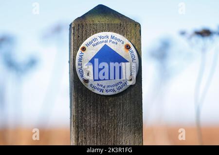 Un panneau le long des collines de Tabular Walk au trou de Horcum sur le North Yorkshire Moors Banque D'Images