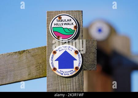 Un panneau le long des collines de Tabular Walk au trou de Horcum sur le North Yorkshire Moors Banque D'Images