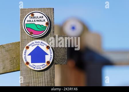 Un panneau le long des collines de Tabular Walk au trou de Horcum sur le North Yorkshire Moors Banque D'Images