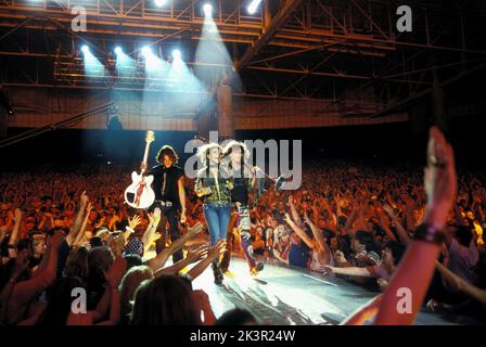 Joe Perry, Christina Milian et Steven Tyler film: Be Cool (USA 2005) personnages: Lui-même, Linda Moon & lui-même Directeur: F. Gary Gray 04 mars 2005 **AVERTISSEMENT** cette photographie est destinée à un usage éditorial exclusif et est protégée par les droits d'auteur de MGM et/ou du photographe attribué par la Société de film ou de production et ne peut être reproduite que par des publications en conjonction avec la promotion du film ci-dessus. Un crédit obligatoire pour MGM est requis. Le photographe doit également être crédité lorsqu'il est connu. Aucune utilisation commerciale ne peut être accordée sans l'autorisation écrite de la Société du film. Banque D'Images