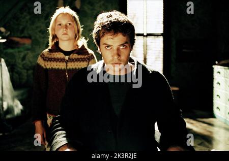 Skye Mccole Bartusiak & Barry Watson film: Bogeyman (USA/NZ/DE 2005) personnages: Franny Roberts & Tim Directeur: Stephen T. Kay 04 février 2005 **AVERTISSEMENT** cette photographie est à usage éditorial exclusif et est le droit d'auteur de COLUMBIA TRISTAR et/ou le photographe assigné par la Société de film ou de production et ne peut être reproduite que par des publications dans le cadre de la promotion du film ci-dessus. Un crédit obligatoire pour COLUMBIA TRISTAR est requis. Le photographe doit également être crédité lorsqu'il est connu. Aucune utilisation commerciale ne peut être accordée sans l'autorisation écrite de la Société du film. Banque D'Images