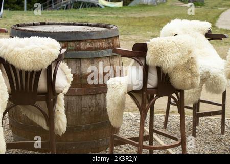 Une vieille chaise avec un écossais de moutons et une table d'un baril près d'un café sur une montagne dans les Carpates à Bukavel en Ukraine, meubles rétro dans le Banque D'Images