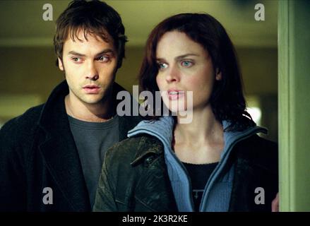 Barry Watson & Emily Deschanel film: Bogeyman (USA/NZ/DE 2005) personnages: Tim & Kate Houghton Directeur: Stephen T. Kay 04 février 2005 **AVERTISSEMENT** cette photographie est à usage éditorial exclusif et est le droit d'auteur de COLUMBIA TRISTAR et/ou le photographe assigné par la Société de film ou de production et ne peut être reproduite que par des publications dans le cadre de la promotion du film ci-dessus. Un crédit obligatoire pour COLUMBIA TRISTAR est requis. Le photographe doit également être crédité lorsqu'il est connu. Aucune utilisation commerciale ne peut être accordée sans l'autorisation écrite de la Société du film. Banque D'Images