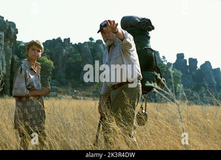 Alex Michaeletos & Carroll Ballard film: Duma (USA 2005) personnages: Xan (comme Alexander Michaletos) & Directeur: Carroll Ballard 22 avril 2005 **AVERTISSEMENT** cette photographie est à usage éditorial exclusif et est le copyright de WARNER BROS. Et/ou le photographe assigné par la Société du film ou de la production et ne peut être reproduite que par des publications dans le cadre de la promotion du film ci-dessus. Un crédit obligatoire pour WARNER BROS est requis. Le photographe doit également être crédité lorsqu'il est connu. Aucune utilisation commerciale ne peut être accordée sans l'autorisation écrite de la Société du film. Banque D'Images