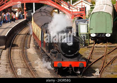 63395 locomotive à vapeur à la gare de Goathland, sur le chemin de fer North Yorkshire Moors Banque D'Images